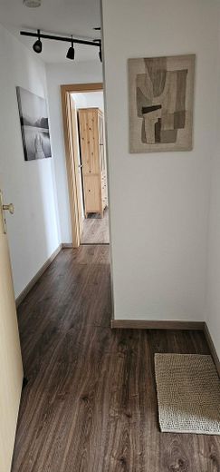 Appartamento mansardato di 2 locali, molto spazio a poco prezzo, ottimo bagno, vista fantastica – Flur