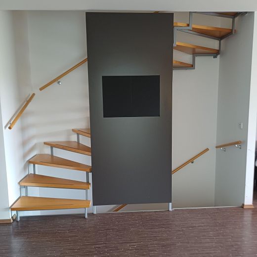 Gepflegtes Reihenendhaus mit schönem Garten, überdachter Terrasse, Kamin und Carport – Treppe vom EG ins 1. OG und UG