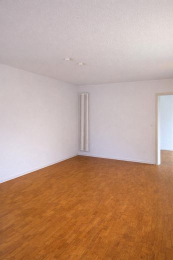 barrierefreie Wohnung mit eigenem Garten von privat, Preis VB – Wohnraum mittels Ki ohne Möbel