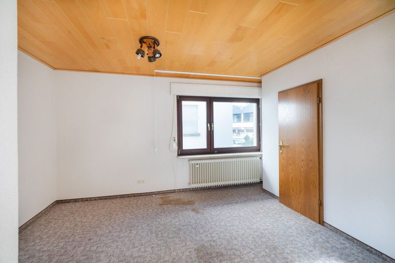Großes Wohnhaus mit Garage, Garten und Zugang zum Fockenbach: Viel Raum für Ideen in Niederbreitbach – Appartement EG