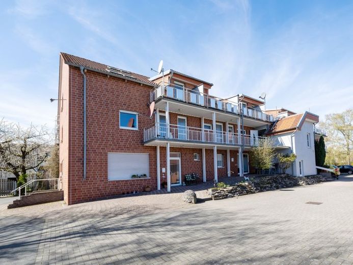 Vollvermietetes Renditeobjekt: 12 Wohneinheiten und eine Lagerhalle in Melle-Neuenkirchen! – Foto 1