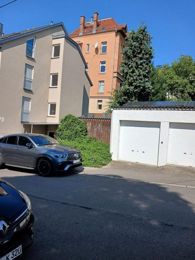 Provisionsfrei vom Eigentümer: Vermietete 2ZKB-EG-Wohnung in Heslach – Hausansicht vorne