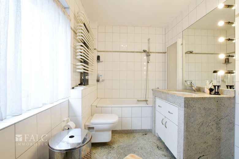Wohnen und Arbeit auf 300m² Fläche kombinieren! – Badezimmer - 1. OG