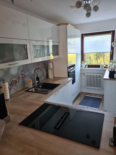 Zeer goed onderhouden, gemoderniseerde tussenwoning met tuin op het zuiden – Küche