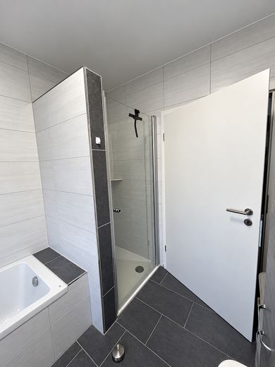 Aile mutluluğu – Dusche und Badewanne