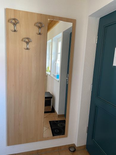 Ferienhaus mit eigenem Bootssteg im Hafendorf Rheinsberg – Eingangstür und Garderobe