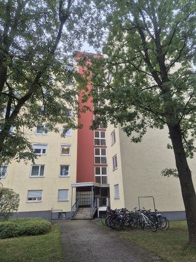 Luminoso appartamento di 3 locali con balcone esposto a ovest, posto auto interrato e ascensore a Monaco-Feldmoching – senza provvigione – Eingang