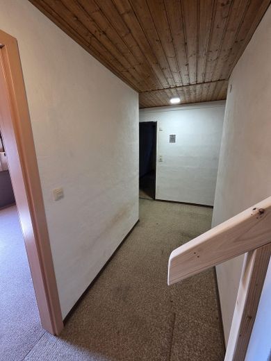 Schönes freistehendes Einfamilienhaus zu verkaufen – Flur KG 1