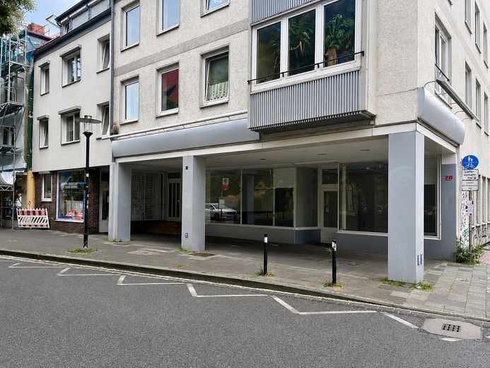 Praxis / Therapie / Massage / Büro – ca. 67 m² Erdgeschoss mit Schaufenster & Parkplatz – Straßenansicht Bushaltestelle
