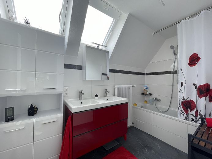 Doppelhaushälfte mit großem Garten & Ausbaupotenzial im Musikerviertel Geretsried – Badezimmer 1. OG
