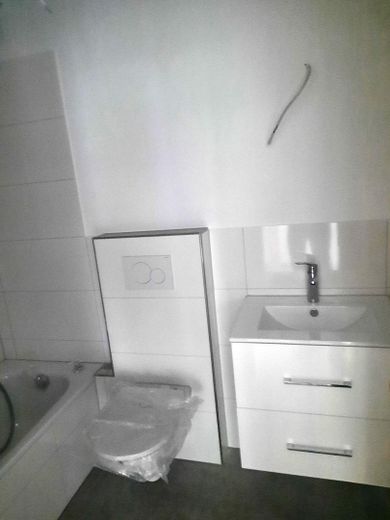 freshly renovated apartment with balcony in well-maintained 6-family/semi-detached house in Dortmund-Sölde – Badezimmer