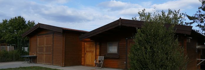 Großes und kleineres Holzhaus