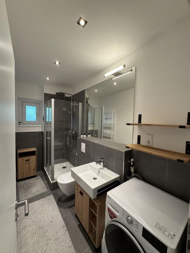 Bezugsfreie 2-Zimmer-Wohnung in Prenzlauer Berg mit EBK & Balkon – Bad
