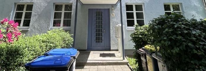 * Ampio appartamento di 2 locali con nuovo laminato, bagno con vasca e balcone a un prezzo eccezionale! *