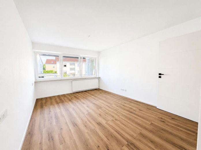 Bezugsfertige 3-Zimmer-Eigentumswohnung mit zwei Balkonen, Garage und umfangreicher Modernisierung – Elternschlafzimmer