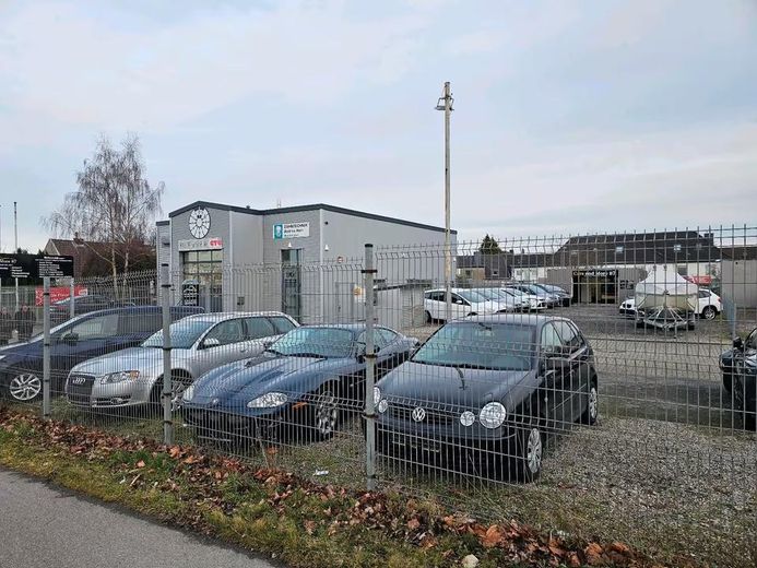 AUTOHANDEL-AUTOPLATZ- AUTOVERMIETUNG-VERKAUFSPLATZ-FREIFLÄCHE – Foto 9