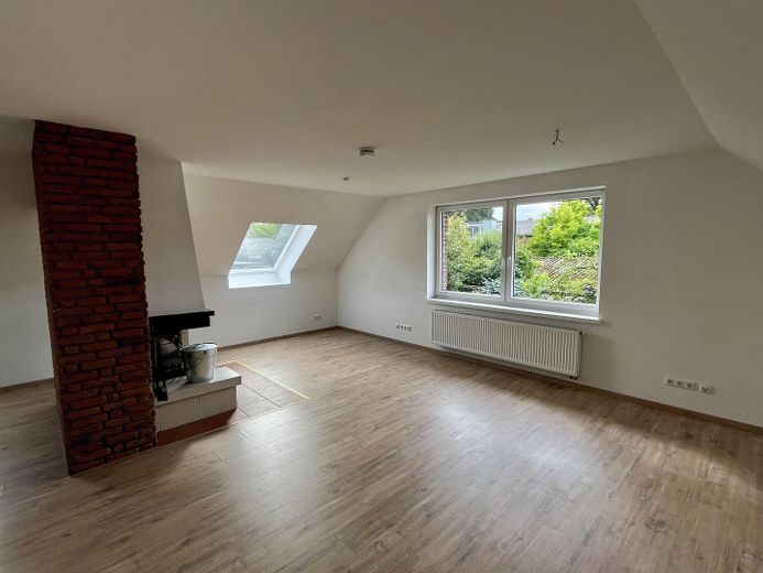Charmante 4-Zimmer-Maisonette mit Kamin & Einbauküche in Seevetal-Ohlendorf – Wohnbereich mit Kamin
