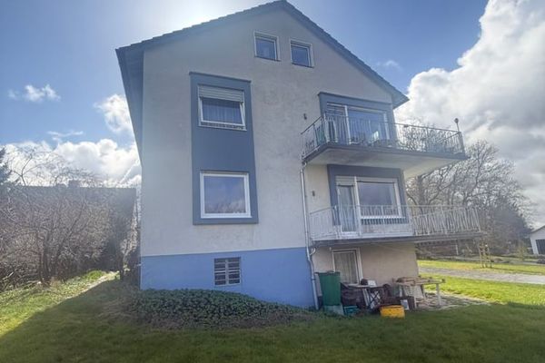 Casa bifamiliare ben tenuta con mansarda ampliata in posizione eccellente a Trendelburg
