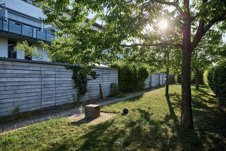 Highlight im Röthelheimpark - bezugsbereit, 4 Zimmer, großer Garten mit Pool – Gemeinschaftsgrund