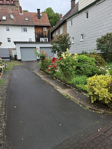 Encantadora casa de entramado de madera con patio interior, dos garajes y mucho potencial – Hofeinfahrt