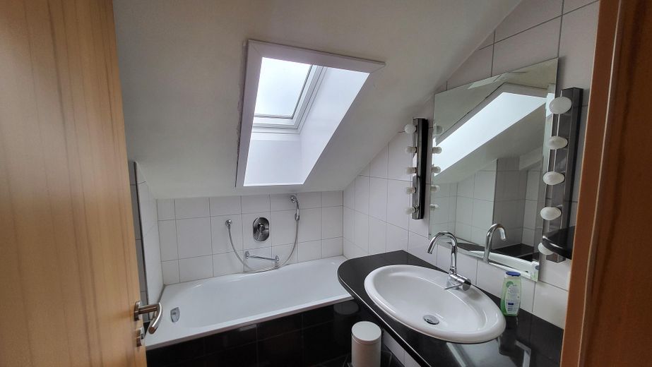 Detached single-family house in Sandhausen with plenty of space and 2 bedrooms on the ground floor – Tageslichtbad OG mit Wanne 