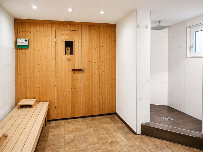 Modernisiertes Zweifamilienhaus mit zusätzlichem Wohnbereich – Saunaraum + Dusche UG