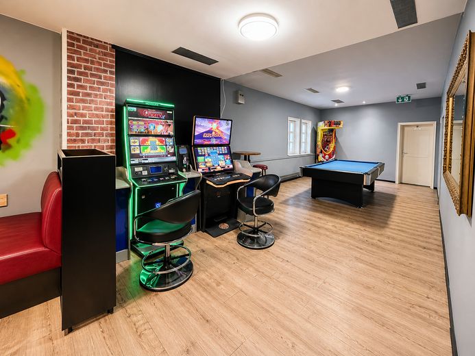 Großzügige Gewerbeeinheit im EG – vielseitig nutzbar mit Küche, Lagerflächen etc. – Spiel- und Aufenthaltsbereich