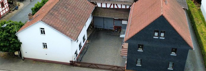 Dom mieszkalny z gospodarstwem rolnym – Luftaufnahme frontal