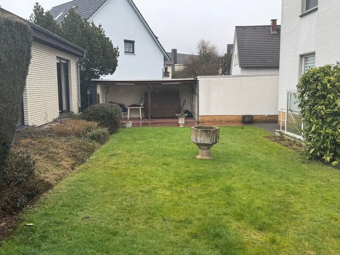 2 Häuser auf einem Grundstück: Das Einfamilienhaus ist bald verfügbar und das Zweifamilienhaus ist sicher vermietet! – Garten