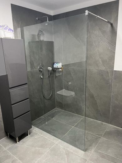 Exklusive 4-Zimmer-Gartenwohnung im Neubau mit großzügigem Garten, Einbauküche & E-Auto-Stellplatz – Foto 13