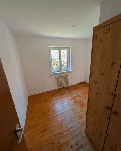 Ruhiges Einfamilienhaus freistehend mit großem Garten und Garagen – Photo 10