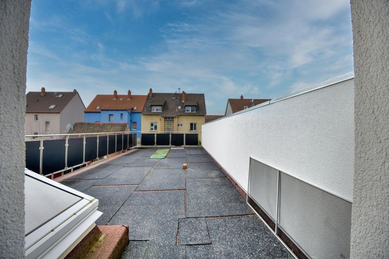 Bezugfsfreie 6 ZKBB mit XL-Panoramaterrasse &amp; Gemeinschaftsgarten | Gepflegtes 2FH mit Garage – Terrasse_Bild1