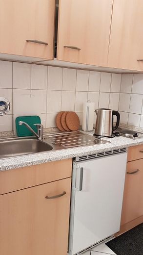 Zentrales, helles, ruhiges Altstadt-Studio (voll möbliert+Netflix)  Rosenau/Plärrer ♥ 1 min z. Ubahn – Einbauküche mit allem