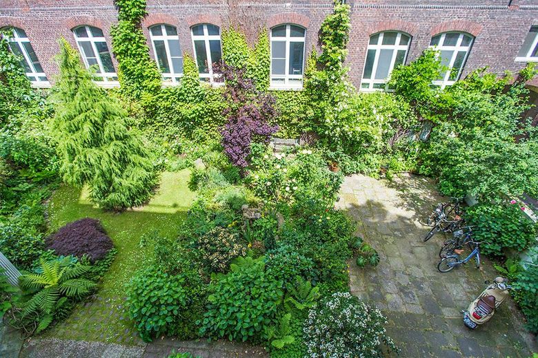 Düsseldorf'ta 2 balkonlu ve ankastre mutfaklı, özel ve hayranlık uyandıran 5 odalı eski bina dairesi – Blick in den Garten