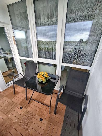 Yeni yenilenmiş 3 odalı kat mülkiyetli daire, 75 m², 7. kat, balkonlu, tamamen mobilyalı, 145.950 € – Balkon mit Sitzplatz