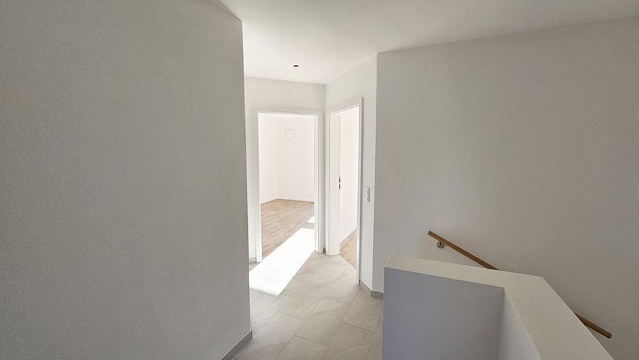 Planen Sie jetzt Ihr neues Nest in den Bergen mit guter München Anbindung – Oberer Flur als Beispiel