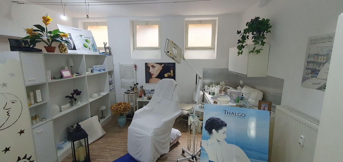 No commission: 65 m² retail space / office / practice near the university – takeover of a cosmetics studio possible! – Behandlungsraum Foto 1