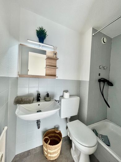 Möbliertes und renoviertes Apartment in Henkestraße 5 Erlangen bei Arcaden und Campus. Ab sofort. – Modernes Bad mit Dusche