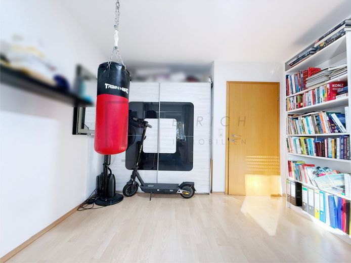 Immediately available: Well-maintained 4.5-room apartment with garage, balcony &amp; elevator – Büro-Kinderzimmer
