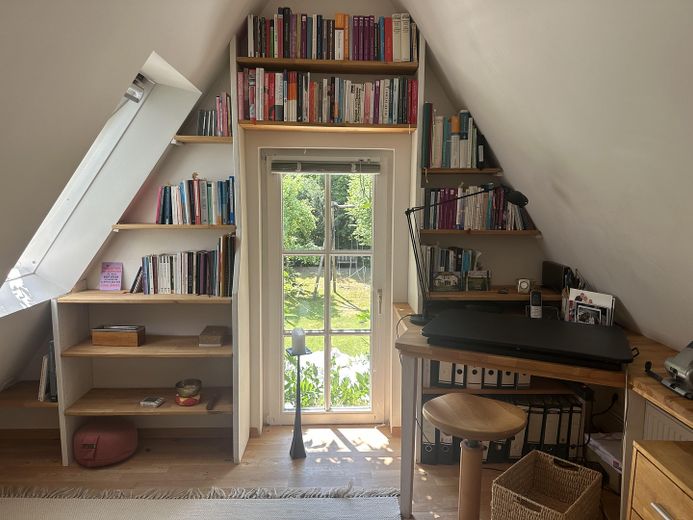 Wyjątkowy dom – Arbeits-/Schlafzimmer
