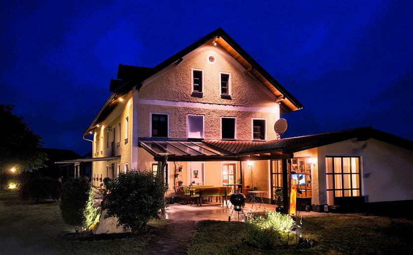 Einzigartiges Anwesen in unverbaubarer Alleinlage - naturnah wohnen, perfekt angebunden – Südostansicht bei Nacht