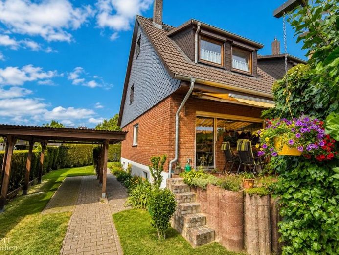 Casa bifamiliare ben tenuta a Mahlsdorf Nord con cantina – Foto 1