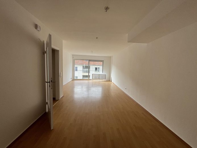 Bright renovated apartment with balcony – Photo 5