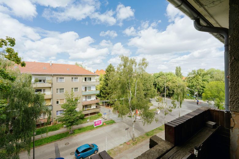 Yaklaşık 77,90 m² büyüklüğünde, hemen taşınılabilir 2,5 odalı daire; doğrudan sahibinden ve komisyonsuz – Aussicht Balkon
