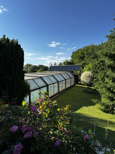 Gepflegtes Einfamilienhaus mit Weitblick und Pool in Kollau – Poolanlage Außenansicht