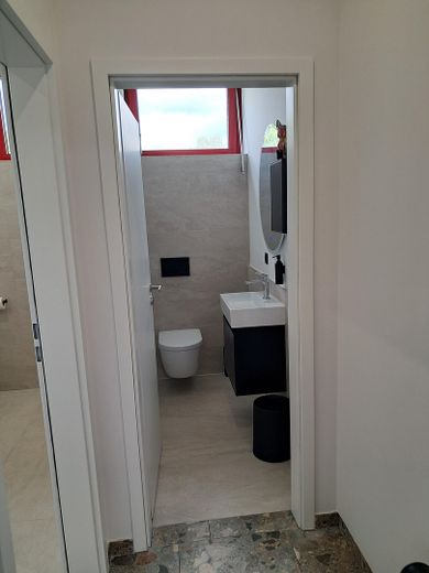 Verwaltungsgebäude, bei Bedarf mit kleiner Halle, Ortsteil 53577 Neustadt/Wied, zu vermieten – WC Damen OG