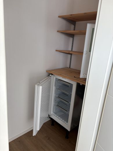 120 m² Familienwohnung mit XXL-Balkon, Doppelgarage, Wallbox, nahe Ingolstadt – Speis mit Gefrierschrank