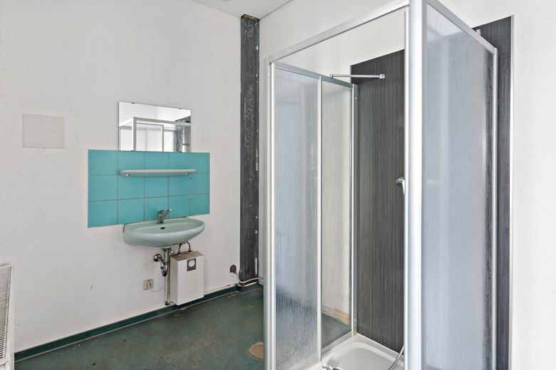 Lager-/Logistikfläche mit Büroanteil in Halle (Saale) - Tornau – Dusche