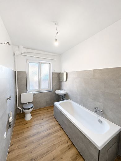 Sans commission et fraîchement rénové - appartement de 4 pièces en centre-ville ! – Bad