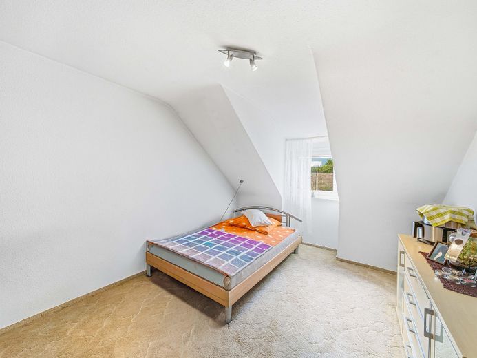 4 Zi. Wohnung, 2 Garagen + 2 Stellplätze – Kinderzimmer